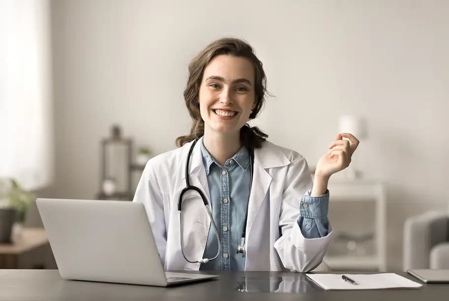 Médica sorrindo no consultório