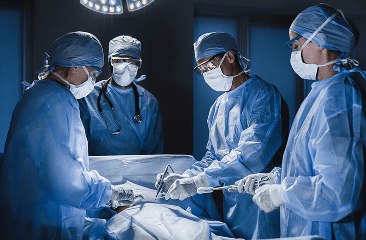 Cirurgiões em sala de operação